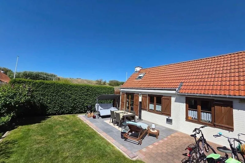 Eigener eingezäunter Garten in erster Reihe zu den Dünen. 
Dieses Bild wurde mit KI verändert (gern nachfragen ;-)