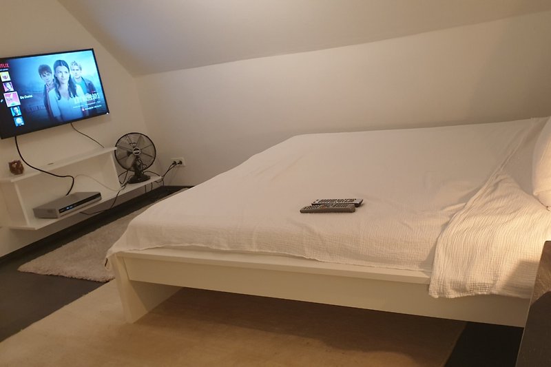 Zweites Schlafzimmer mit Bett 160 x 200 cm mit Smart-TV