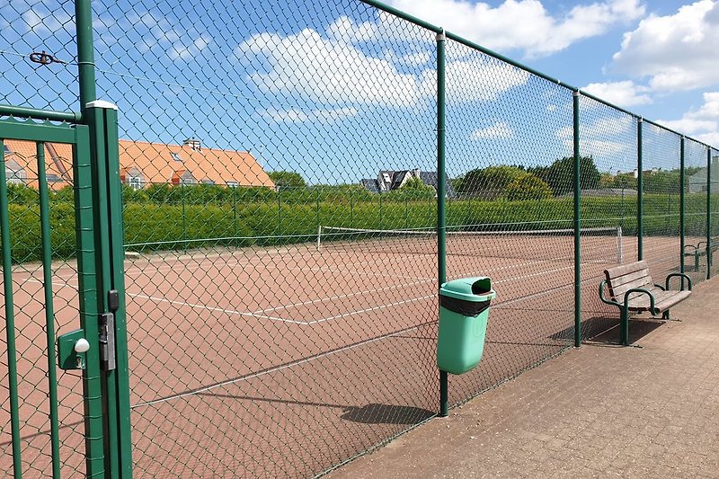 Parkeigener Tennisplatz