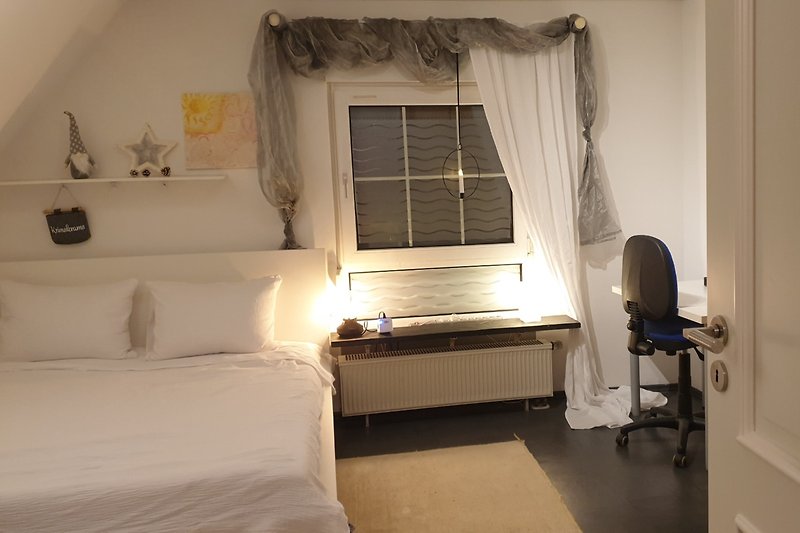 Zweites Schlafzimmer mit Bett 160 x 200 cm mit Smart-TV