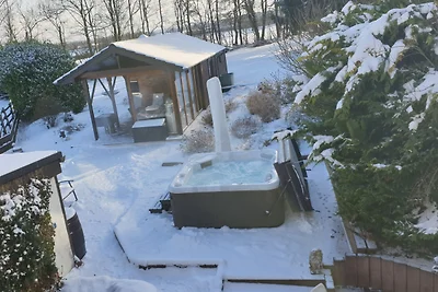 Winterlandschaft mit Holzhütte, verschneiten Bäumen und frostiger Atmosphäre. Winterlandschaft mit Holzhütte, verschneiten Bäumen und frostiger Atmosphäre.