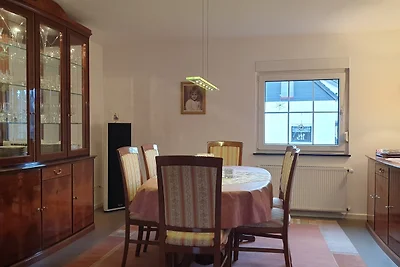 Esszimmer: Gemütliche Inneneinrichtung mit Holzmöbeln und großen Fenstern. Esszimmer: Gemütliche Inneneinrichtung mit Holzmöbeln und großen Fenstern.