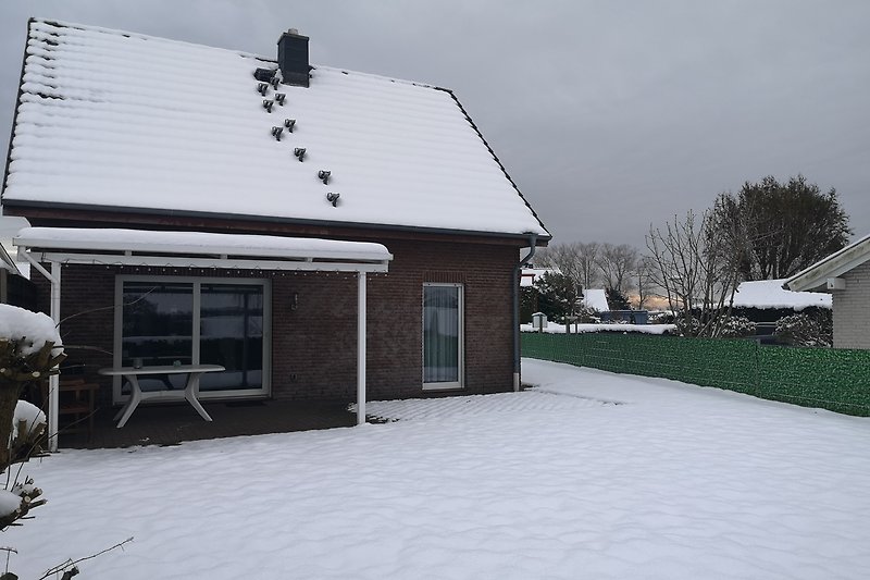 Winterlandschaft mit gemütlichem Haus