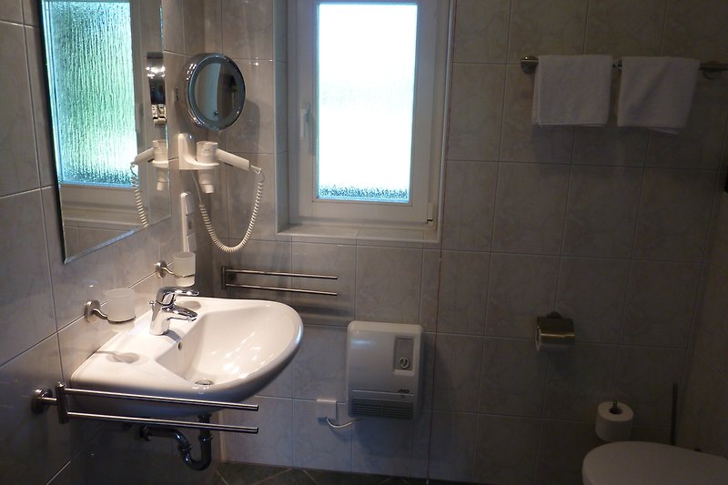 Bad mit Dusche und WC, mit Außenfenster - Spreewald Pension Spreeaue in Burg Spreewald - direkt am Wasser