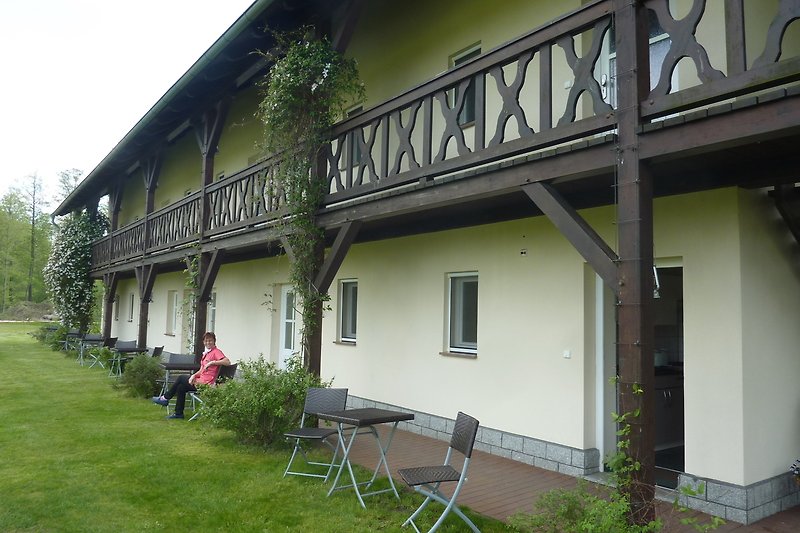 Spreewald Pension Spreeaue in Burg Spreewald mit einem gepflegten Garten und gemütlicher Außenmöblierung