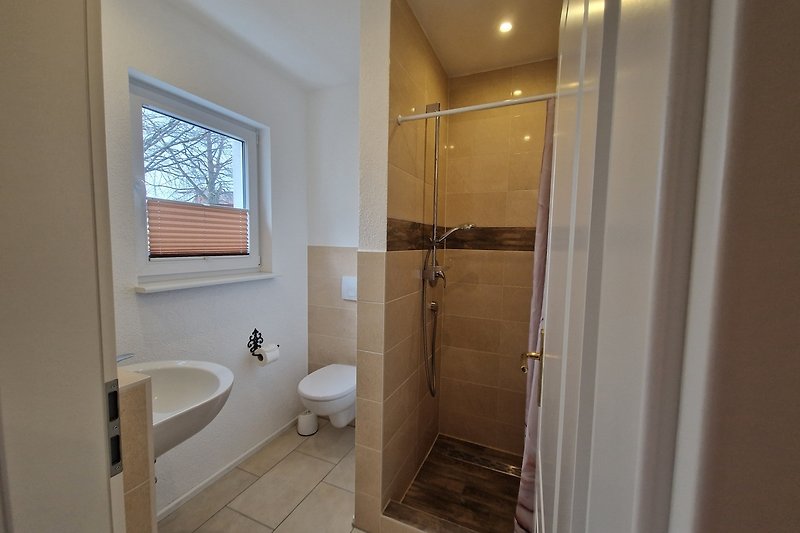 Stilvolles Badezimmer mit Holzboden und modernem Design.