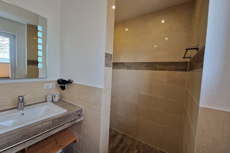 Ein stilvolles Badezimmer mit Holzboden und Fenster.