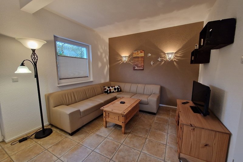 Stilvolles Wohnzimmer mit bequemen Möbeln und Holzboden.