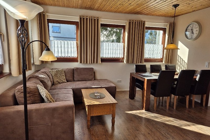 Geräumiges Wohnzimmer mit Holzdekor und bequemer Couch.