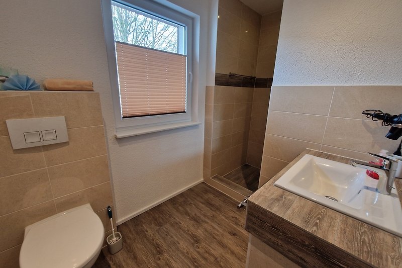 Stilvolles Badezimmer mit Holzboden und modernem Design.
