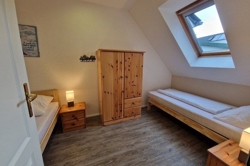 Stilvolles Schlafzimmer mit Holzmöbeln und gemütlichem Bett.