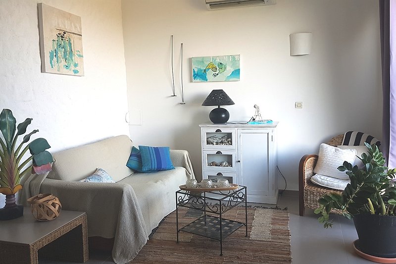 Wohnbereich: Schlafcouch mit Blick aufs Meer