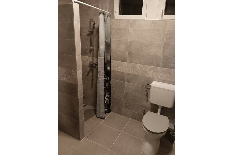 Schönes Badezimmer Fliesen und Dusche (neu renoviert)
