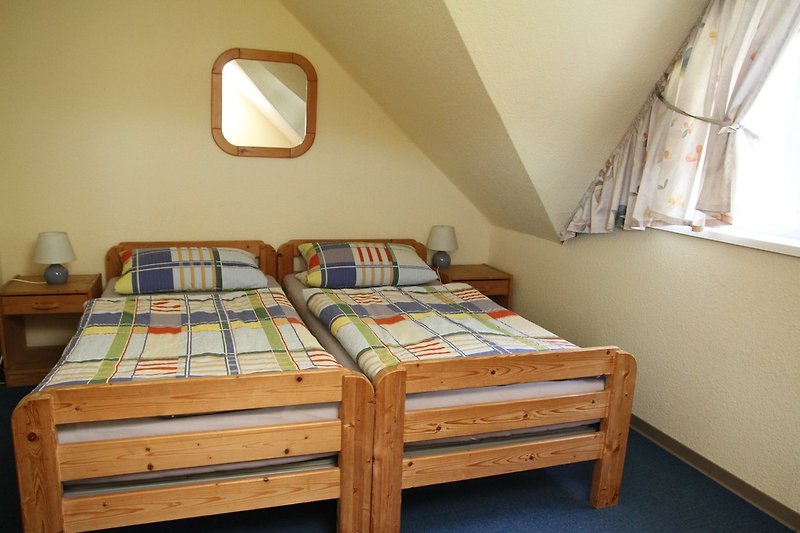Fewo C Schlafzimmer (2 Betten mit Kinderbett)