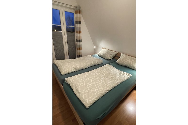 Schlafzimmer mit Doppelbett 180 x 200 und doppelt verstellbaren Lattenrosten