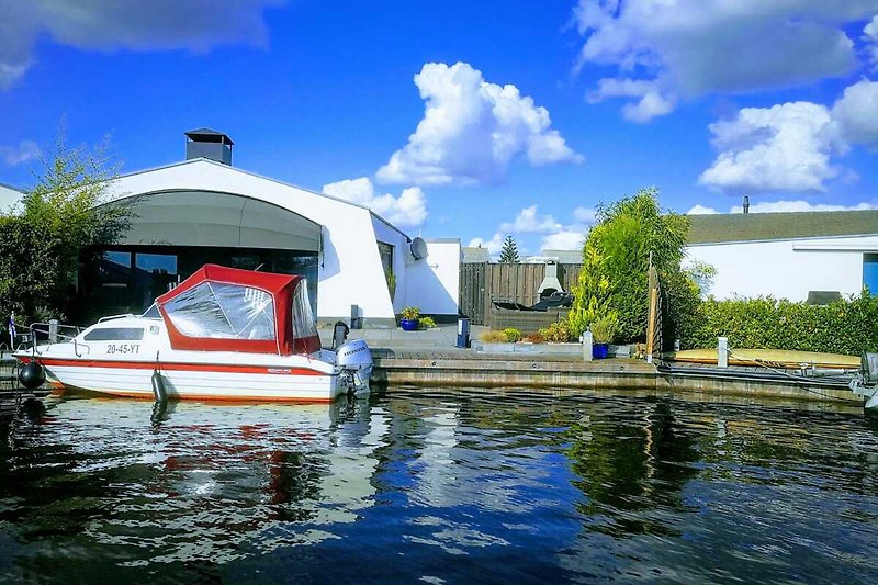 Ferienhaus in Südlage direkt am Wasser mit eigenem Steg und Sportboot