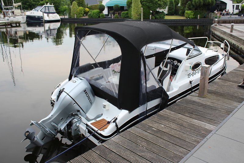 Sportboot Aqualine 550, 80 PS, schwarz. Das Vollcabrio ist leicht in ein Sonnenverdeck umwandelbar.