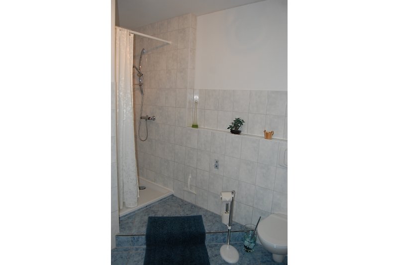 Ein stilvolles Badezimmer mit Fliesenboden und modernen Armaturen.