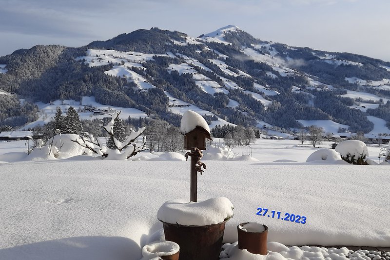 Beeindruckende Winterlandschaft mit schneebedeckten Bergen und glitzerndem Eis.