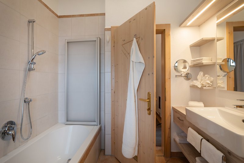 Badezimmer mit Wannenbad - Dusche  und WC