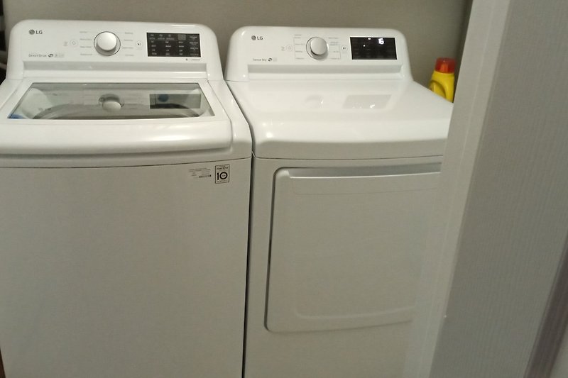 neue Waschmaschine und Trockner