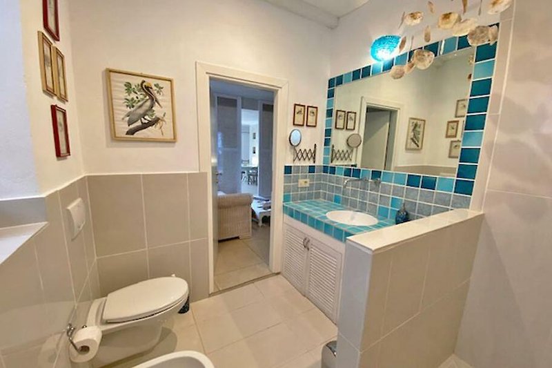 Schönes Badezimmer mit lila Wand, Spiegel und Waschbecken.