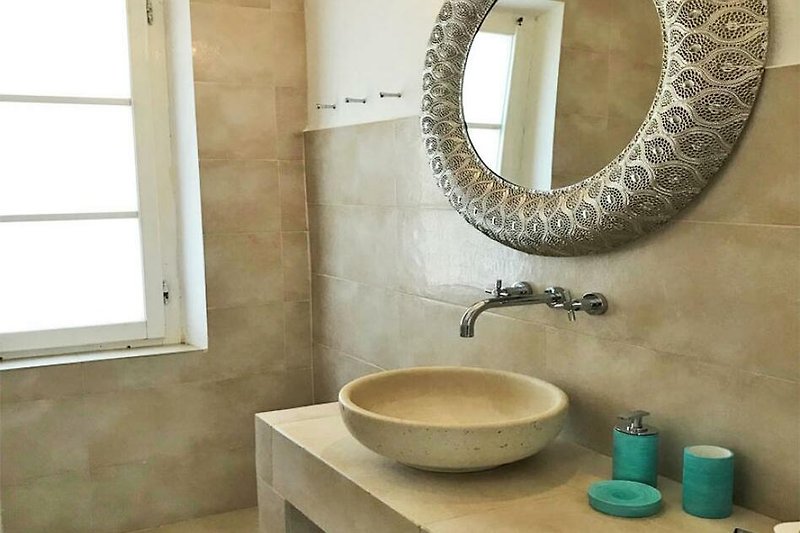 Gemütliches Badezimmer mit stilvoller Keramik und Porzellan.