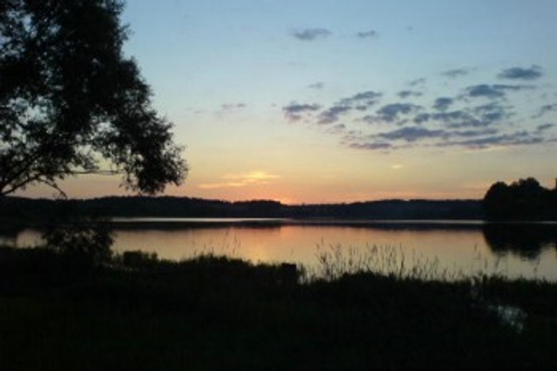 The lake offers a beautiful panorama.