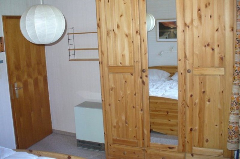Schlafzimmer mit Doppelbett 2