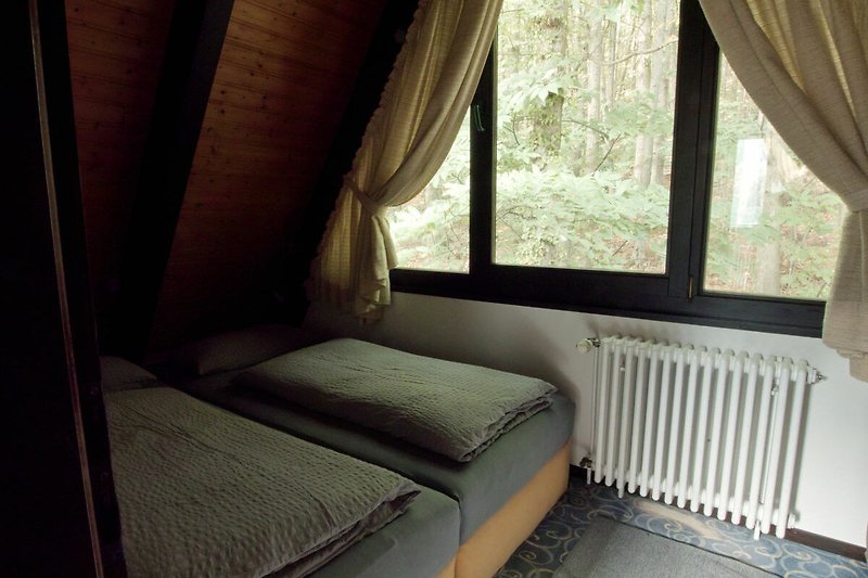 Hinteres Schlafzimmer mit Blick auf den Wald