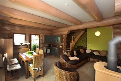 Casa de madera natural en la laguna