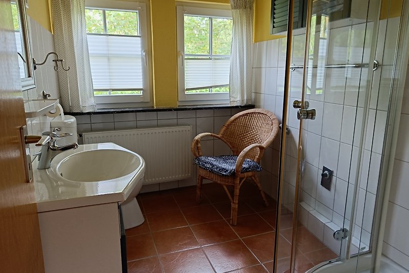 Moderne Badezimmer mit Badewanne, Waschbecken und Fenster.