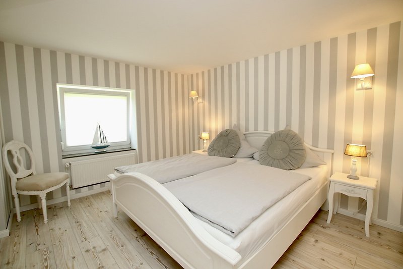 Das 1. Schlafzimmer im EG mit Doppelbett 180x200cm