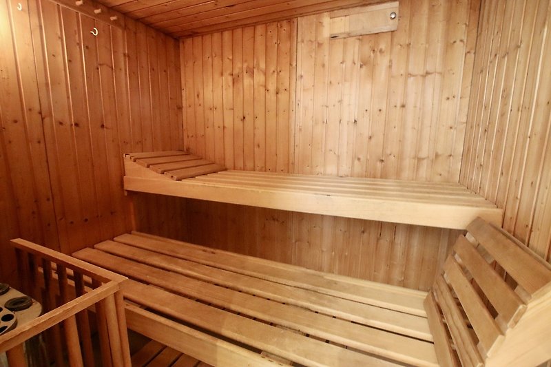 Die Liegefläche in der Sauna