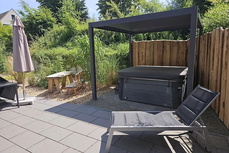 Garten mit überdachtem Whirlpool