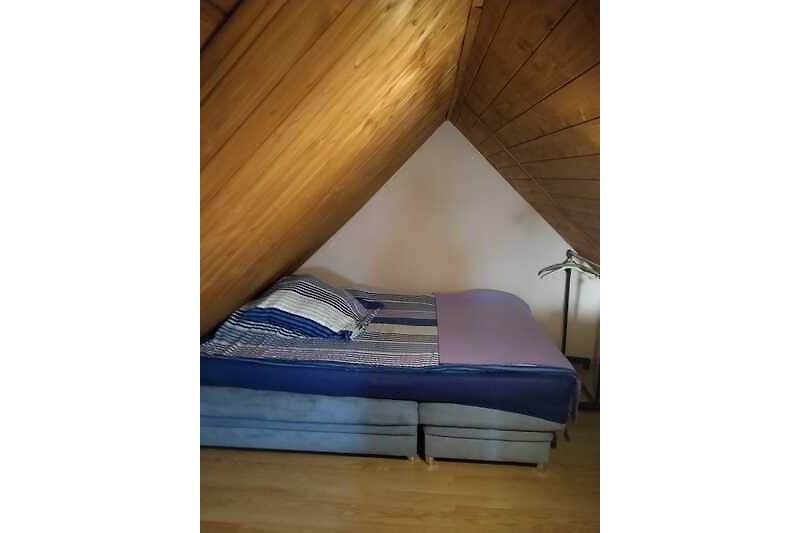Gemütliches Holzhaus mit schöner Einrichtung und gemütlichem Schlafzimmer.