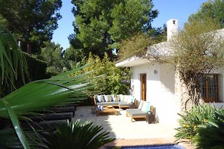 Mediterrane Poolvilla am Meer