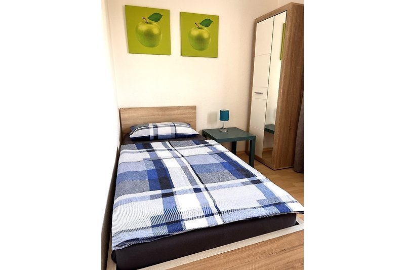 Ein komfortables Schlafzimmer mit stilvoller Einrichtung und Holzboden.