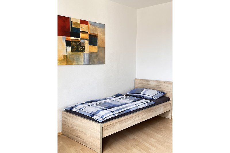 Ein komfortables Schlafzimmer mit Holzboden und stilvoller Einrichtung.