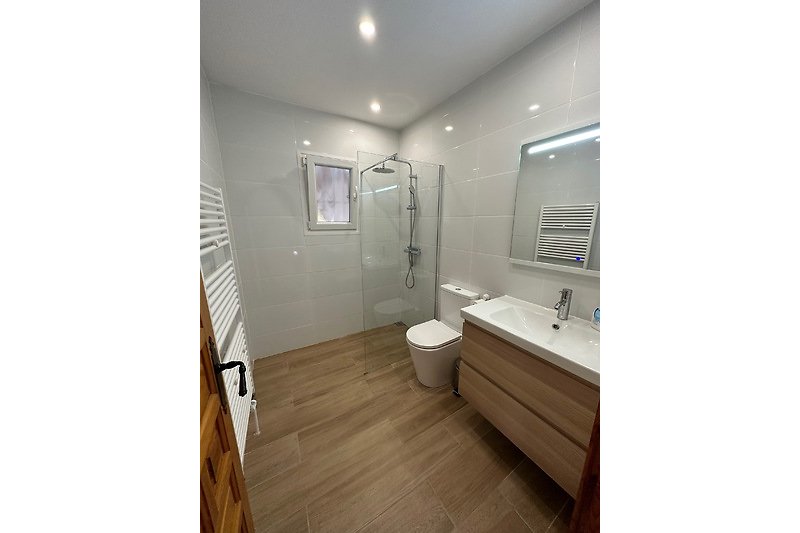 Schönes Badezimmer mit modernem Design und hochwertigen Armaturen.
