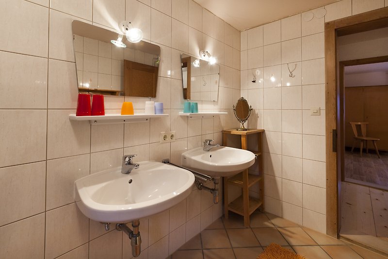 Schönes Badezimmer mit  Spiegel und Waschbecken.