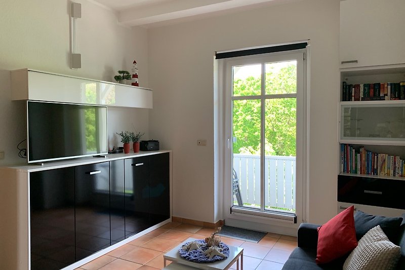 Wohnzimmer mit TV, Internetradio und Balkon.
.