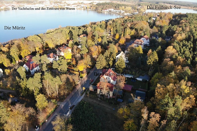 Luftaufnahme vom Haus, mit Blick zum Yachthafen und dem Feißneck-See