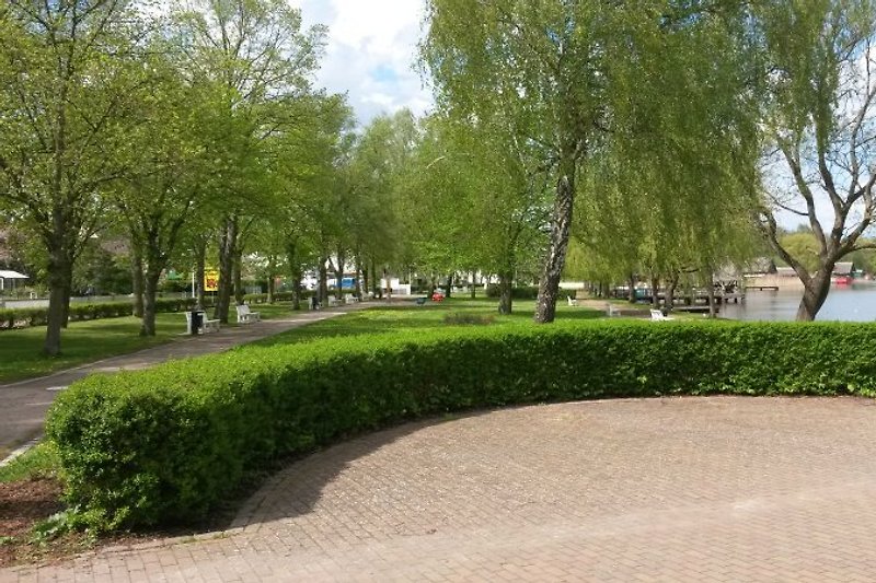 Blick auf die Uferpromenade am Krakower See