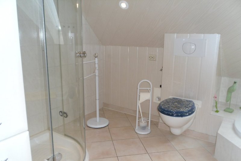 Das geräumige Bad mit Dusche, Wanne, Fußbodenheizung, 3-fach-verglastem Fenster und elektr.Rolladen