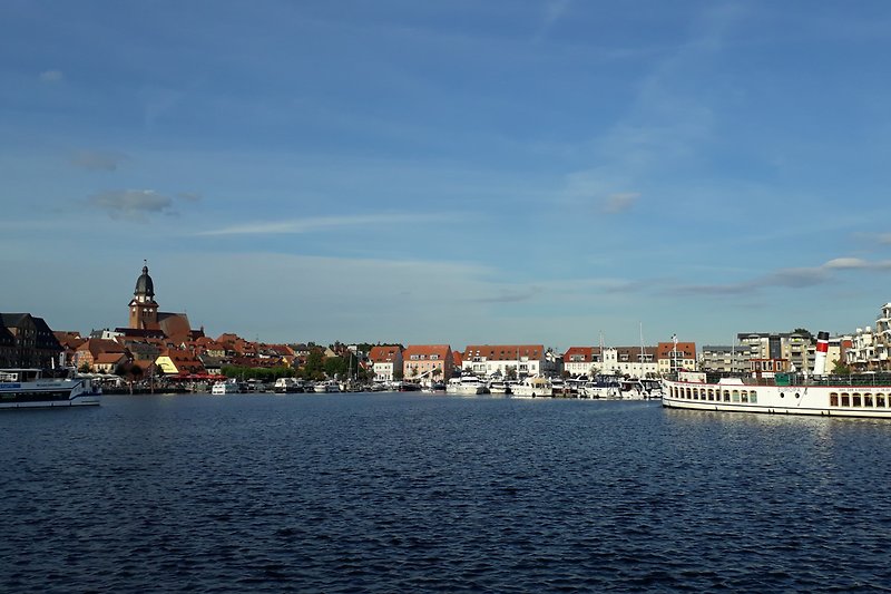 Der Blick auf den Warener Yachthafen und die Marienkirche ist wohl das bekannteste Motiv dieser Stadt.