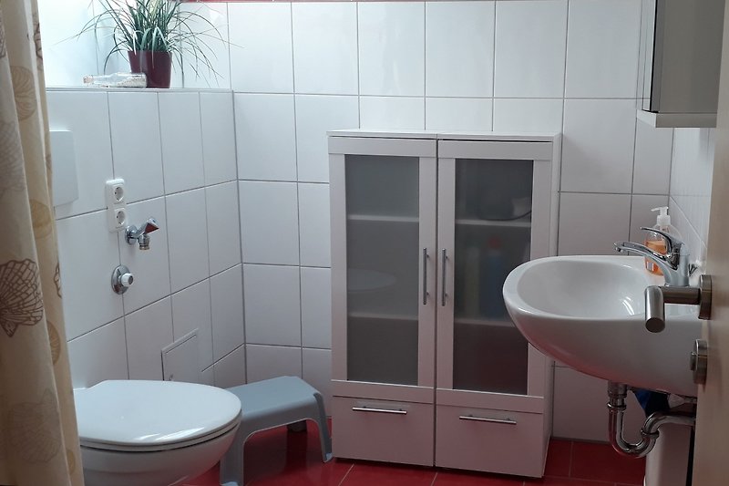 Bad mit Fenster, Fußbodenheizung, Dusche/WC