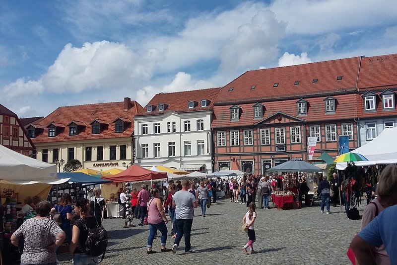 Wochenmarkt auf dem "Neuen Markt" in Waren(Müritz)