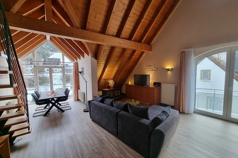 großer, offener und lichtdurchfluteter Wohn- und Essbereich