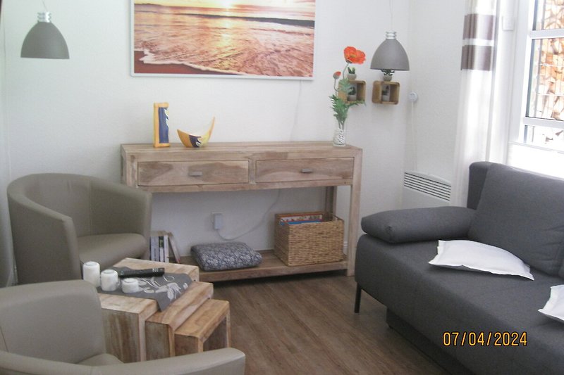 Modernes Wohnzimmer mit bequemer Couch und stilvoller Beleuchtung.